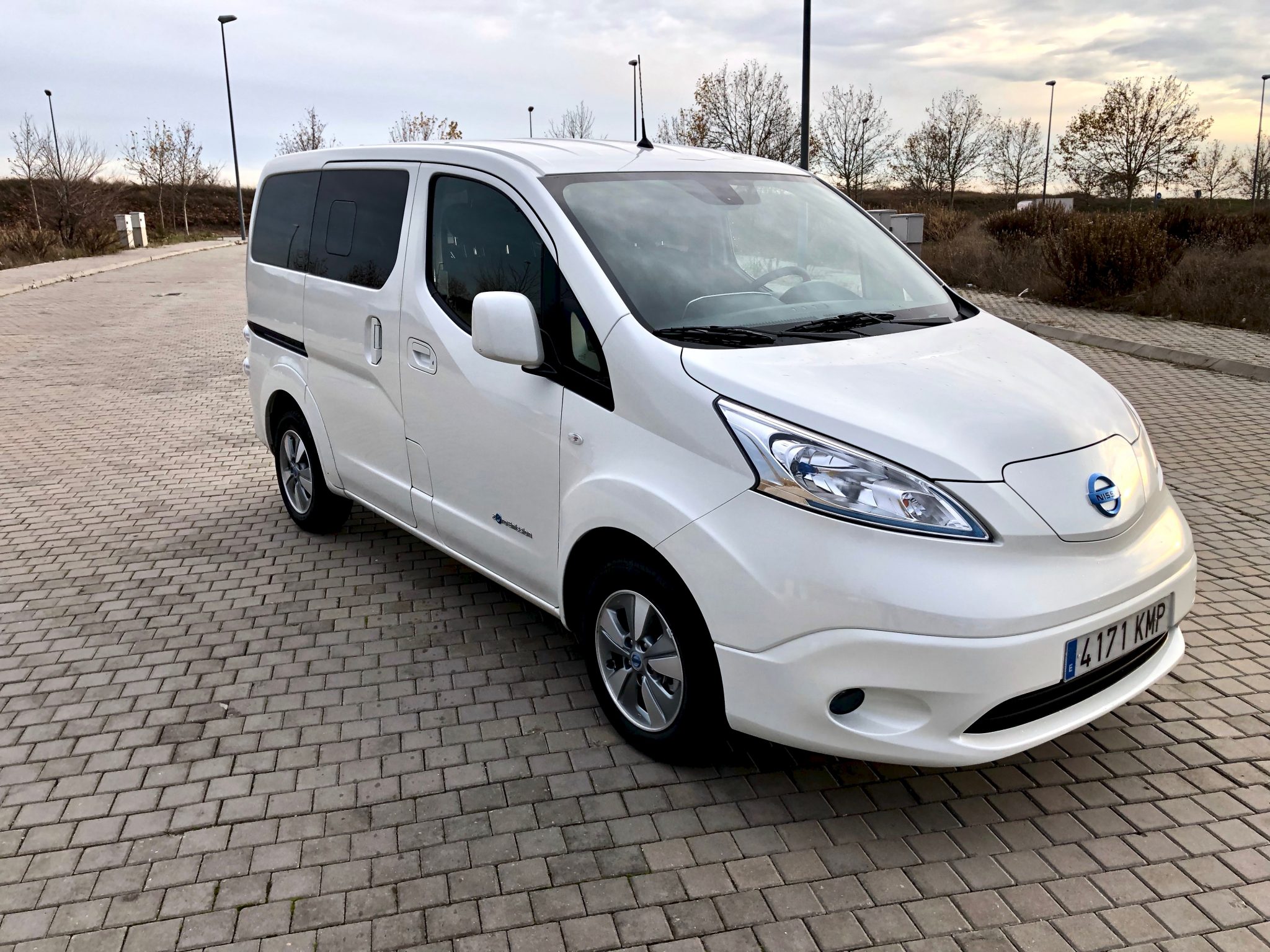 Frontal lateral derecho Nissan e-nv200
