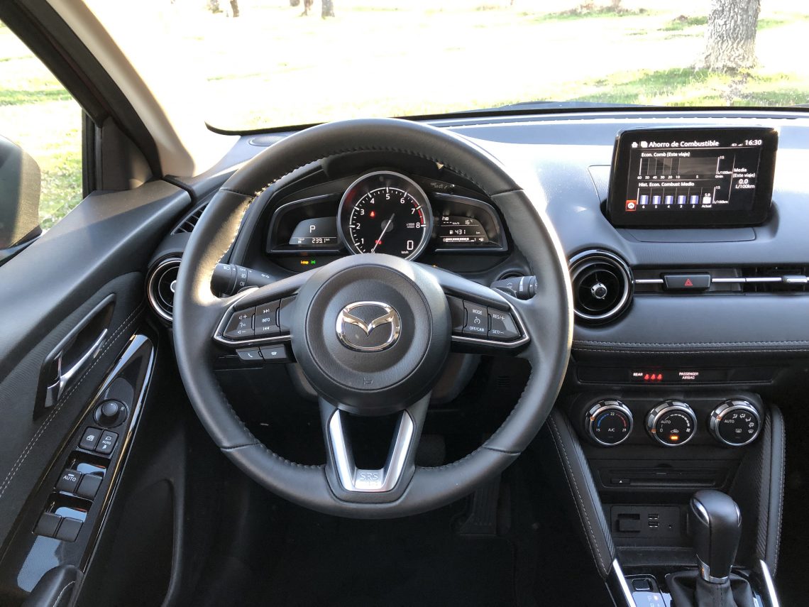 Mazda2 Zenith 1.5 Skyactiv-G 90 CV Puesto de conduccio%CC%81n Mazda2 1140x855 - Mazda2 Zenith 1.5 Skyactiv-G 90 CV