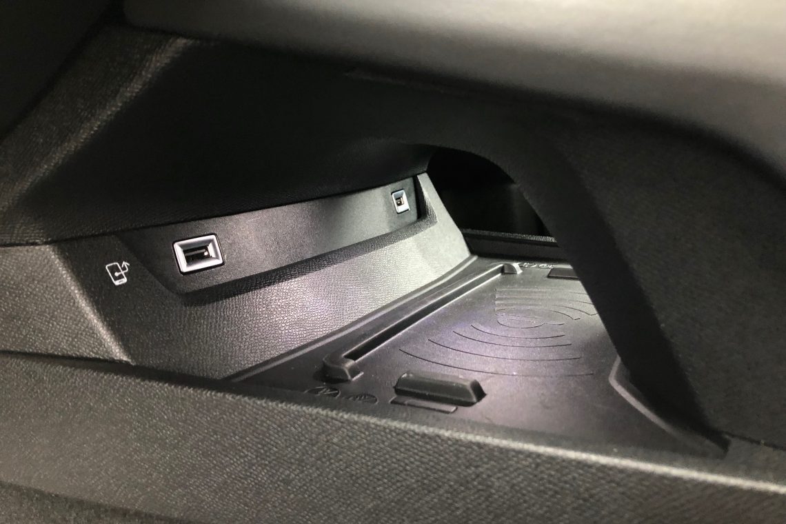 Peugeot 508 GT: Viene para quedarse Cargador inala%CC%81mbrico Peugeot 508 GT 1140x760 - Peugeot 508 GT: Viene para quedarse