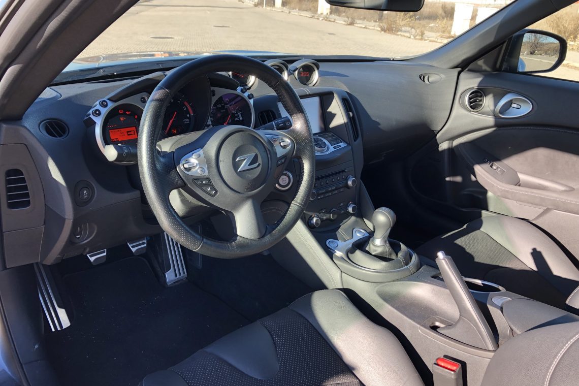 Interior 370z 1140x760 - Nissan 370z GT roadster con 328 CV y cambio manual