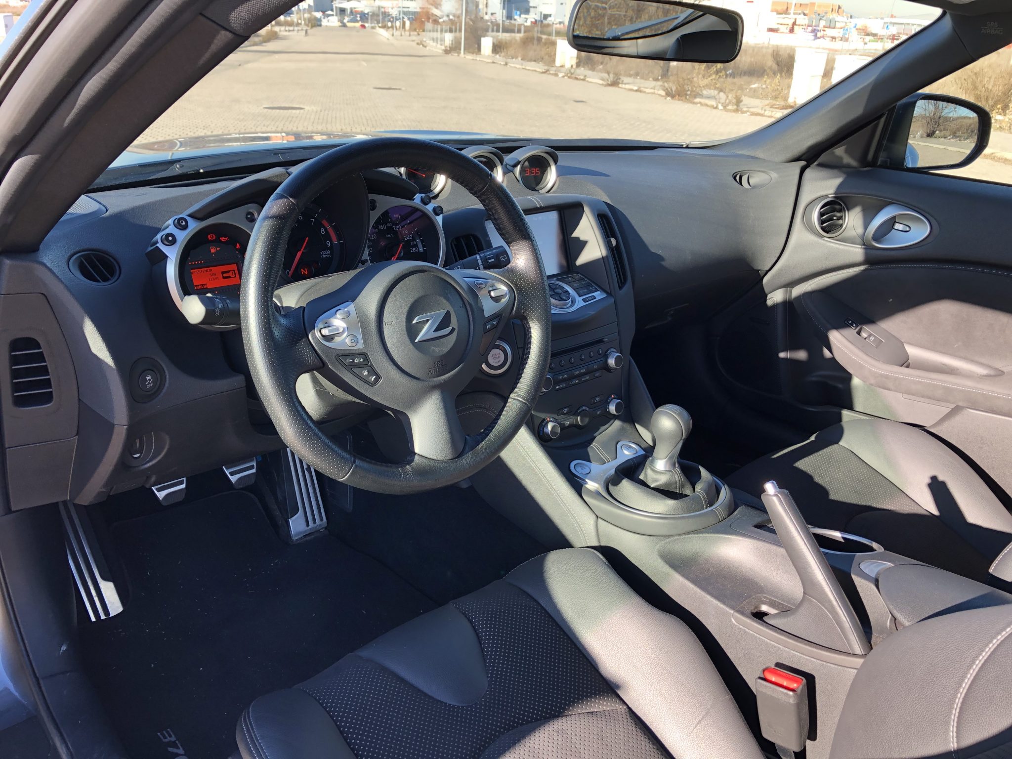 Interior 370z - Nissan 370z GT roadster con 328 CV y cambio manual