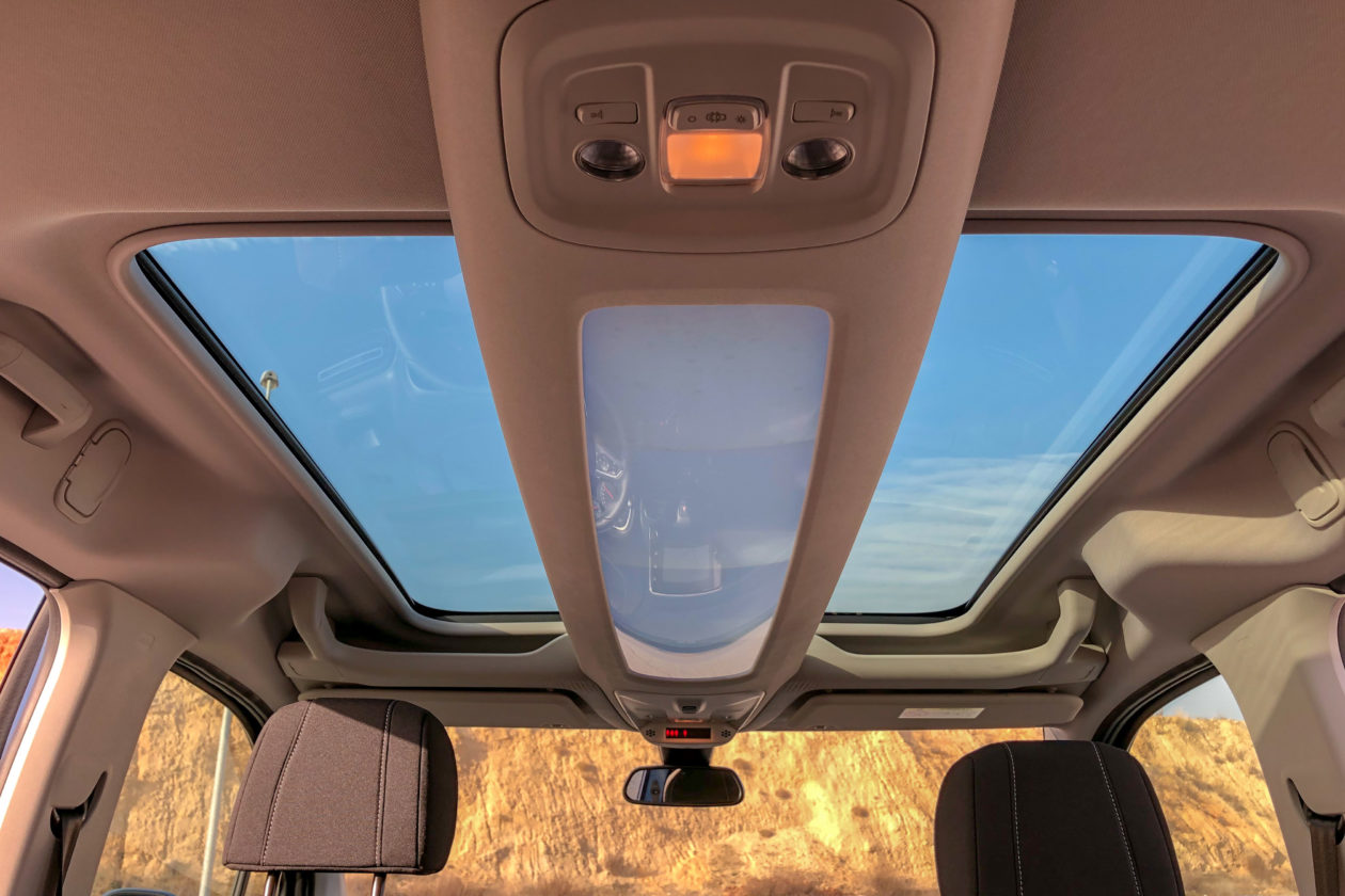 Compartimento techo visto desde abajo Opel Combo Life 1260x840 - Opel Combo Life: Un coche muy versátil