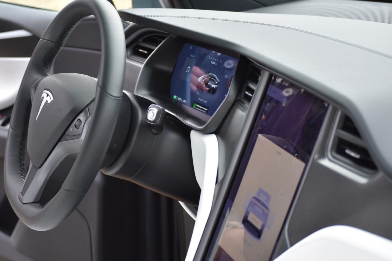 Tesla model X 100D: No es cualquier SUV Puesto de conduccio%CC%81n Tesla Model X 100D 1260x840 - Tesla model X 100D: No es cualquier SUV