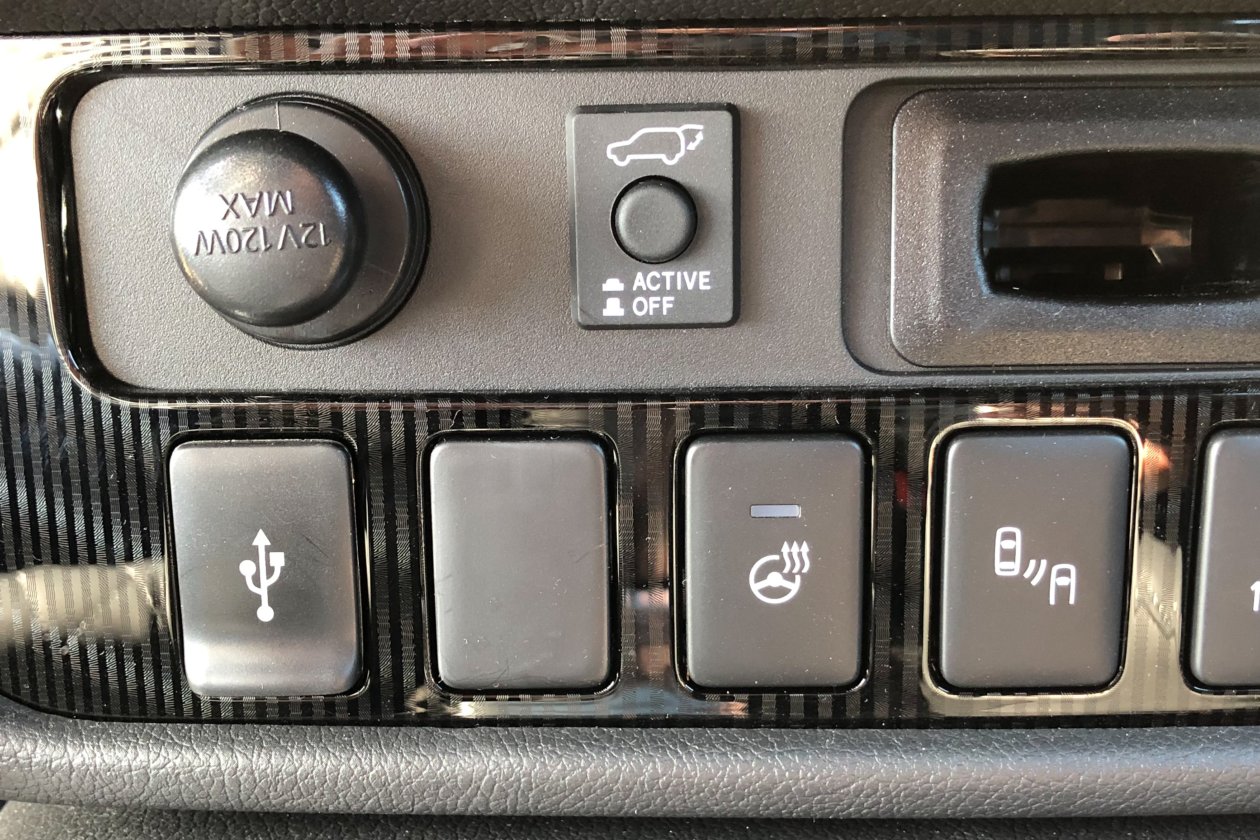 Botonera consola central Mitsubishi Outlander PHEV 1260x840 - Mitsubishi Outlander PHEV 2019: ¿El mejor SUV híbrido enchufable? con etiqueta CERO ¿Una buena alternativa?