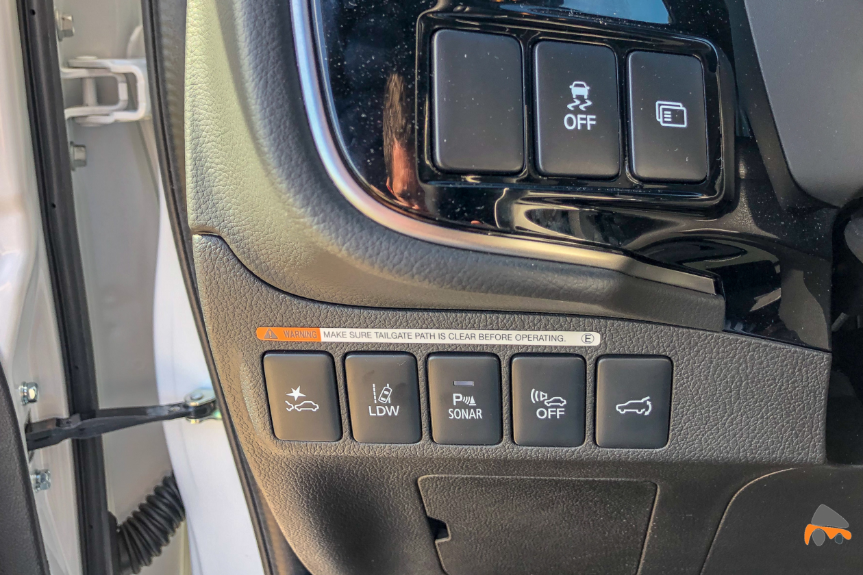 Botonera izquierda Mitsubishi Outlander PHEV 1260x840 - Mitsubishi Outlander PHEV 2019: ¿El mejor SUV híbrido enchufable? con etiqueta CERO ¿Una buena alternativa?