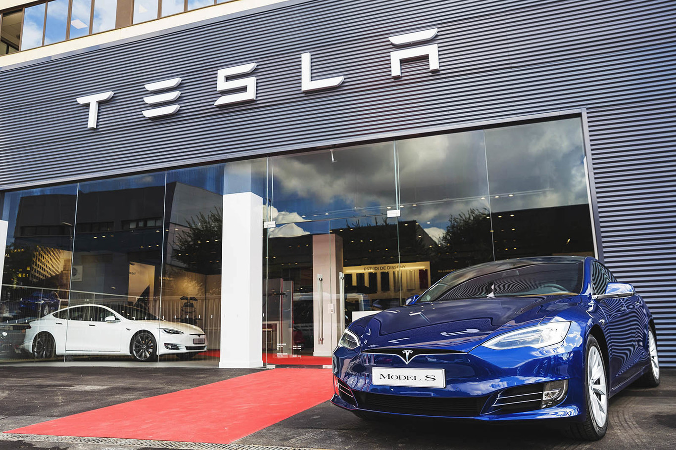 Concesionario Tesla - Tesla cambia su modelo de negocio y cierra todas las tiendas