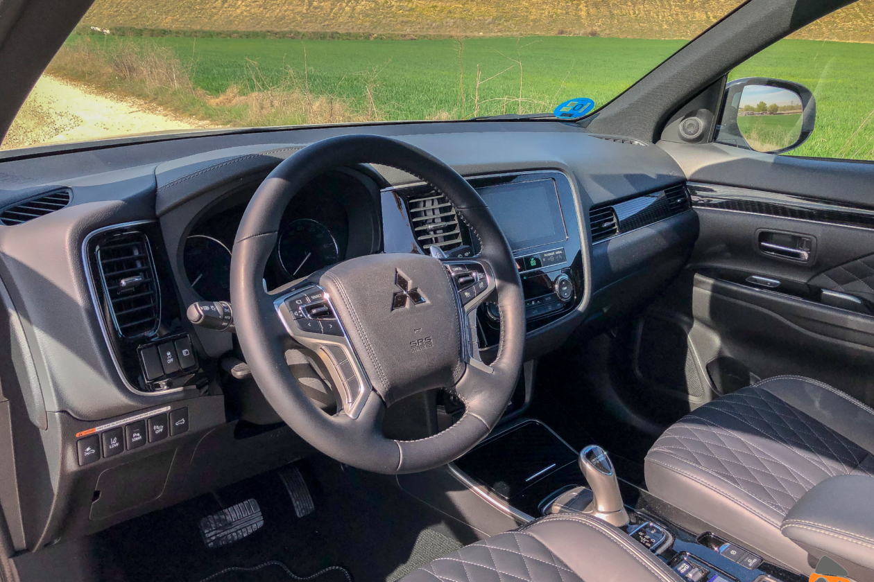 Interior lateral izquierdo Mitsubishi Outlander PHEV 1260x840 - Mitsubishi Outlander PHEV 2019: ¿El mejor SUV híbrido enchufable? con etiqueta CERO ¿Una buena alternativa?