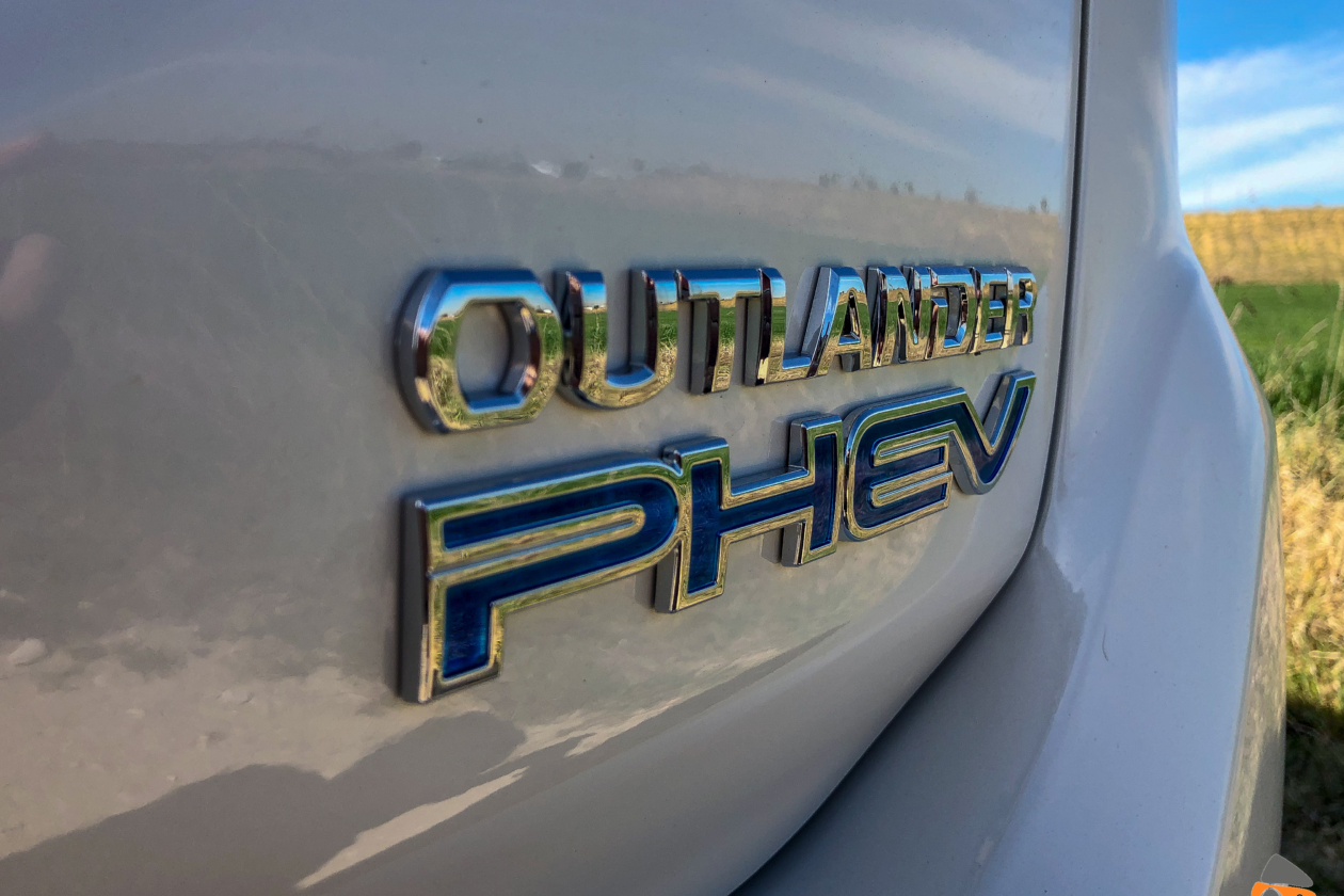 Logo Mitsubishi Outlander PHEV 1260x840 - Mitsubishi Outlander PHEV 2019: ¿El mejor SUV híbrido enchufable? con etiqueta CERO ¿Una buena alternativa?