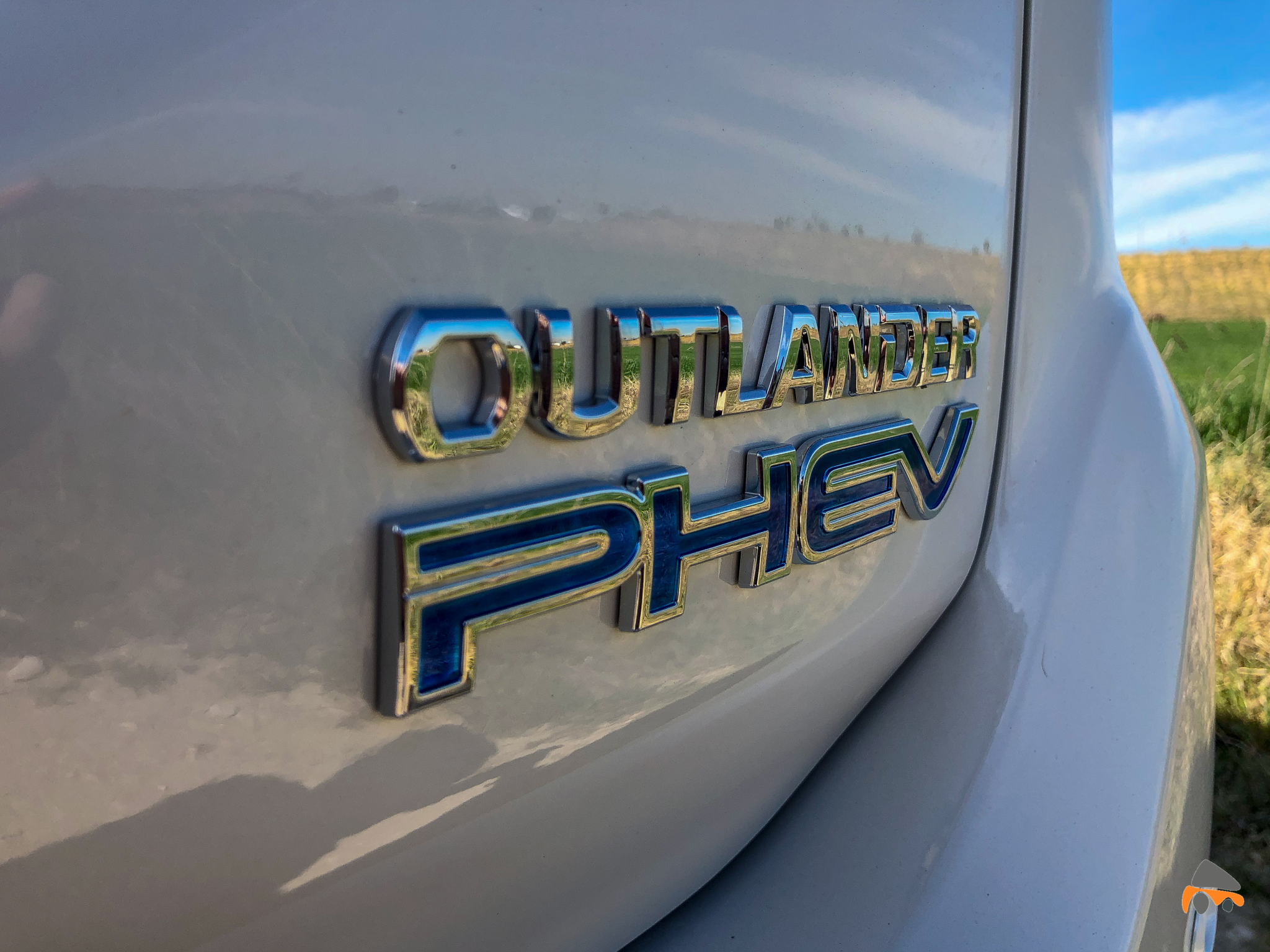 Logo Mitsubishi Outlander PHEV - Mitsubishi Outlander PHEV 2019: ¿El mejor SUV híbrido enchufable? con etiqueta CERO ¿Una buena alternativa?