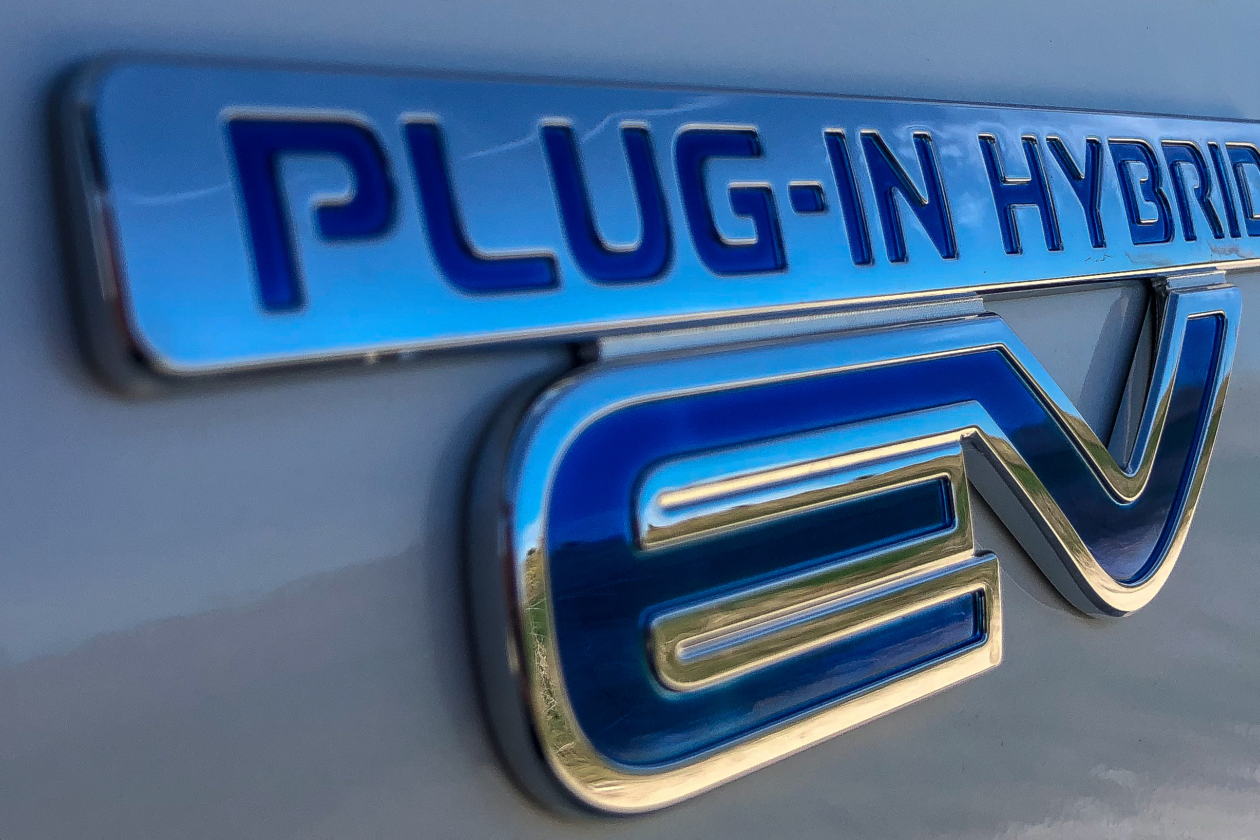Logo PHEV Mitsubishi Outlander PHEV 1260x840 - Mitsubishi Outlander PHEV 2019: ¿El mejor SUV híbrido enchufable? con etiqueta CERO ¿Una buena alternativa?