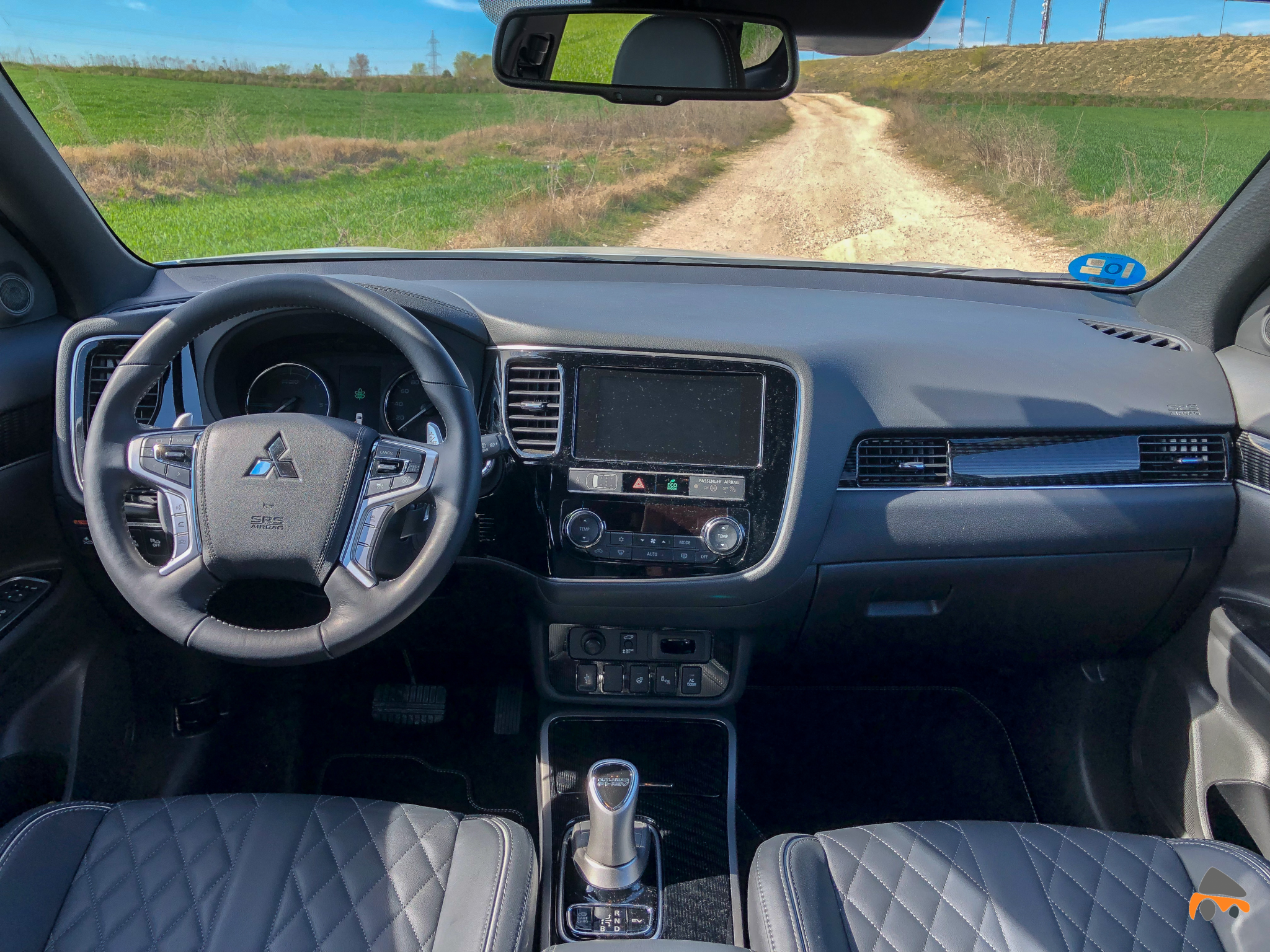 Salpicadero de frente Mitsubishi Outlander PHEV - Mitsubishi Outlander PHEV 2019: ¿El mejor SUV híbrido enchufable? con etiqueta CERO ¿Una buena alternativa?