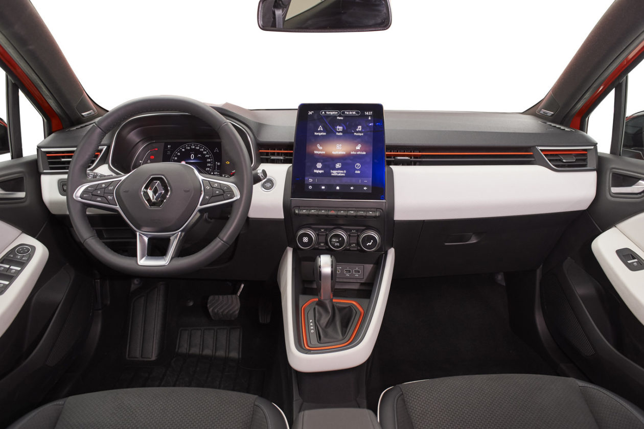 Salpicadero de frente Renault Clio 2019 1260x840 - Renault Clio 2019: un nuevo diseño, más calidad y tecnología, y ahora también con opción híbrida