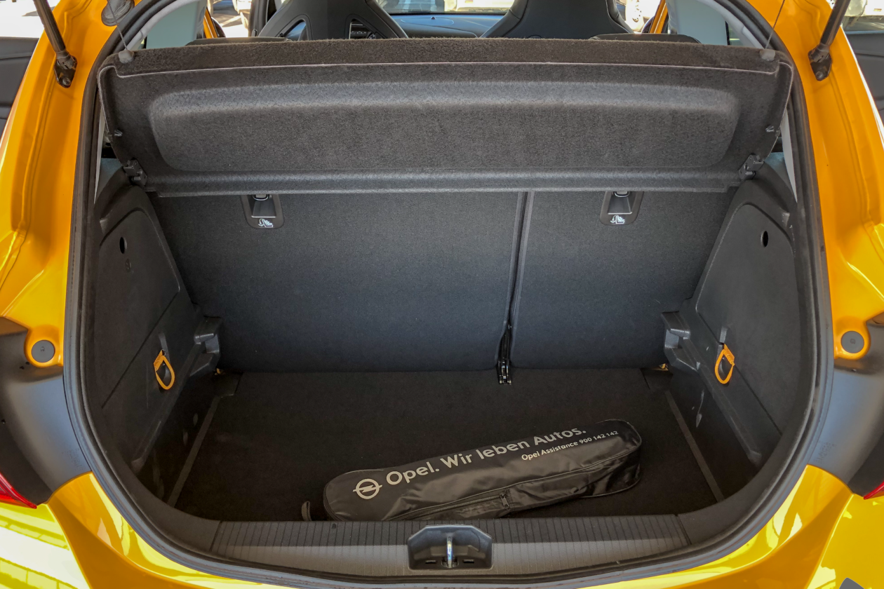 Maletero Opel Corsa GSI 1260x840 - Opel Corsa GSi: un juguete para pasarlo bien