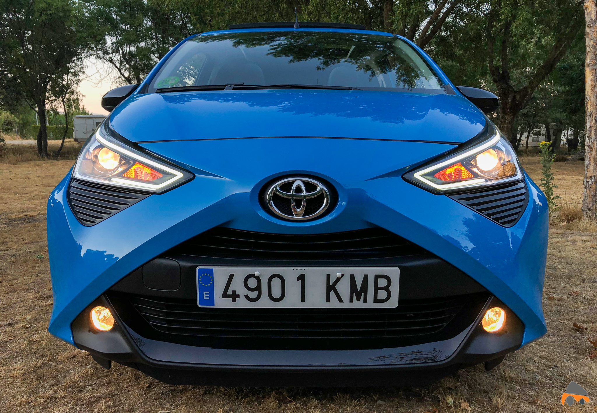 Frontal con luces encendidas Toyota Aygo - Toyota Aygo 2019 ¿Es una buena alternativa para la ciudad?