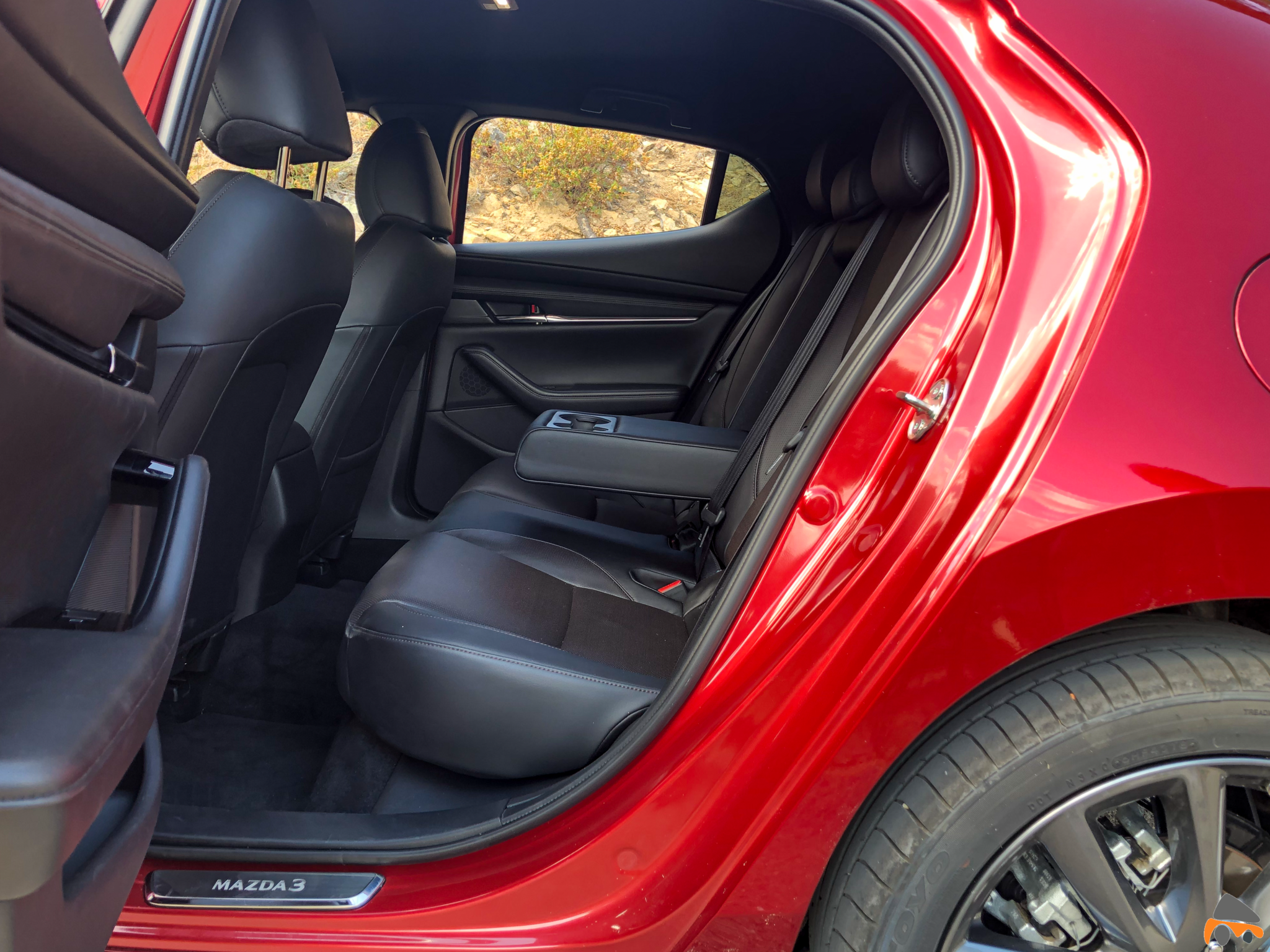 Plazas traseras lateral izquierdo Mazda3 - Nuevo Mazda3: Un compacto deportivo con tecnología Mild-Hybrid