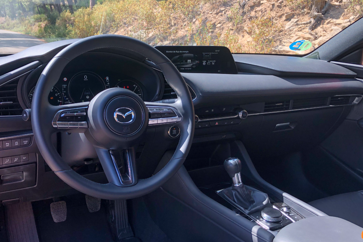 Salpicader vista izquierda Mazda3 1260x840 - Nuevo Mazda3: Un compacto deportivo con tecnología Mild-Hybrid