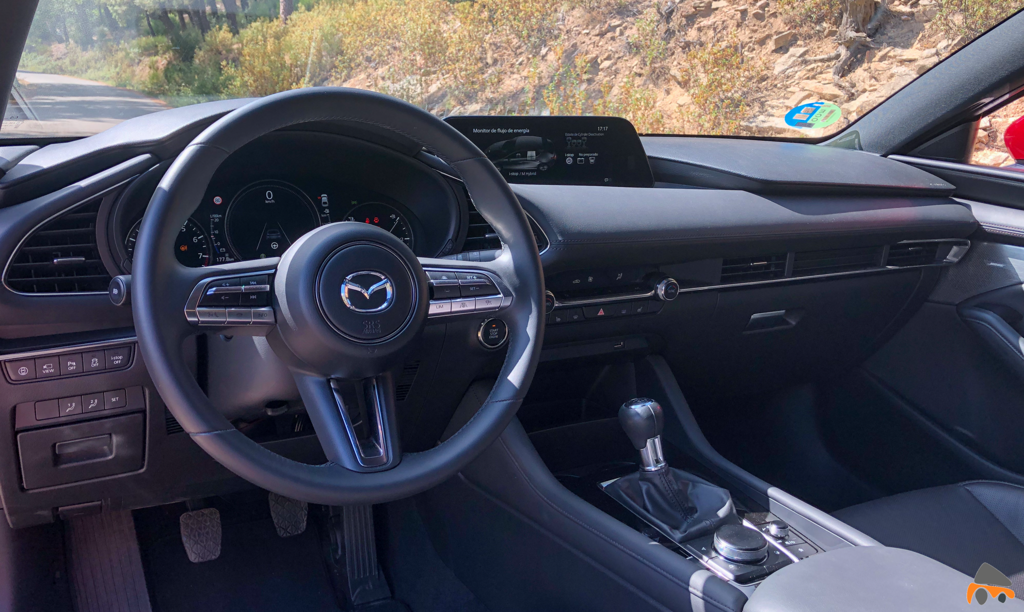 Salpicader vista izquierda Mazda3 - Nuevo Mazda3: Un compacto deportivo con tecnología Mild-Hybrid