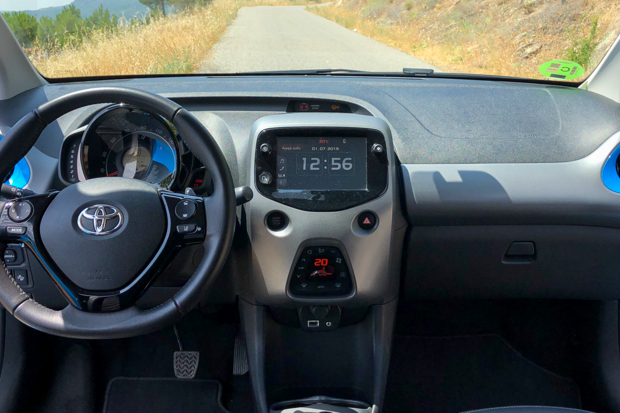 Salpicadero vistal frontal Toyota Aygo 1260x840 - Toyota Aygo 2019 ¿Es una buena alternativa para la ciudad?