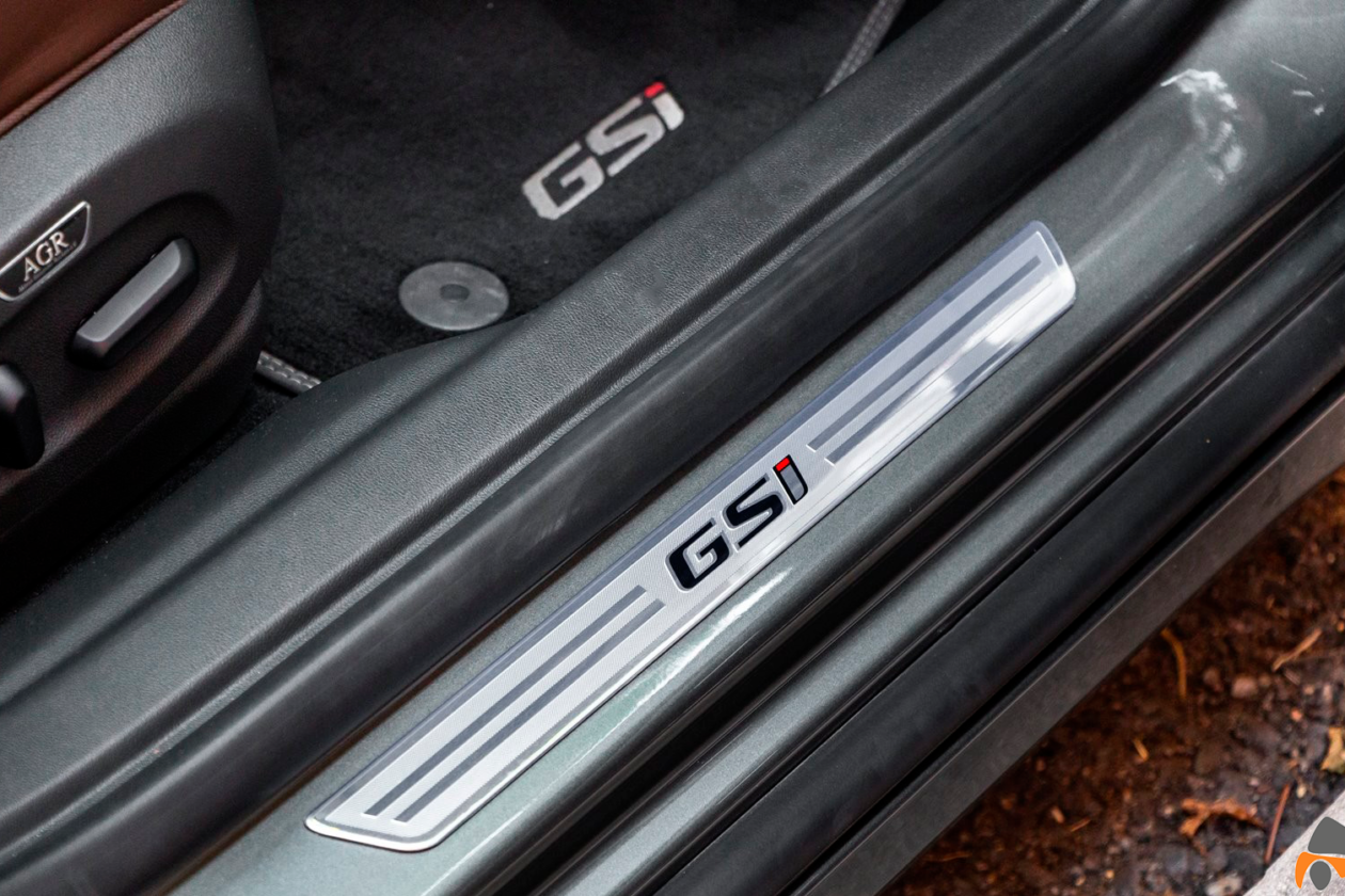 Logo GSi pasos de puerta Opel Insignia GSi 1260x840 - Opel Insignia Grand Sport GSi: ¿Una berlina diésel y deportiva?