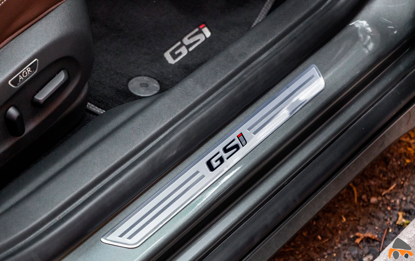 Logo GSi pasos de puerta Opel Insignia GSi - Opel Insignia Grand Sport GSi: ¿Una berlina diésel y deportiva?