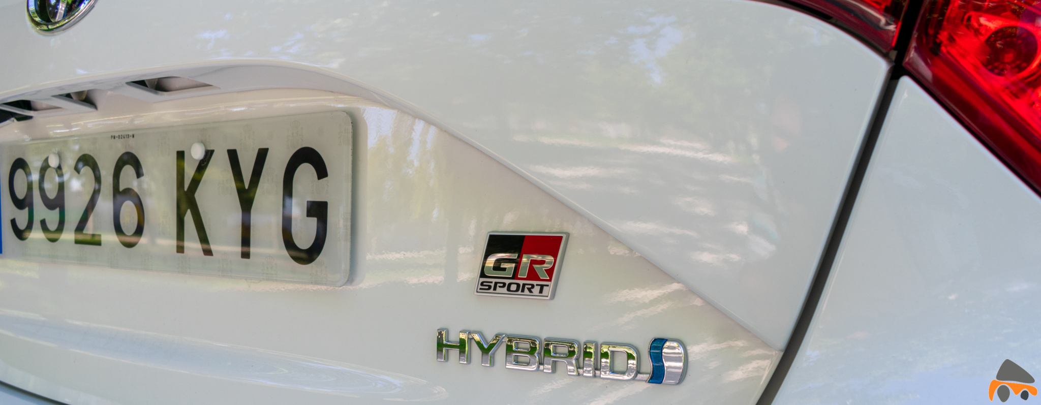 Logos traseros Toyota Yaris - Toyota Yaris GR-Sport: Un híbrido deportivo válido para la ciudad