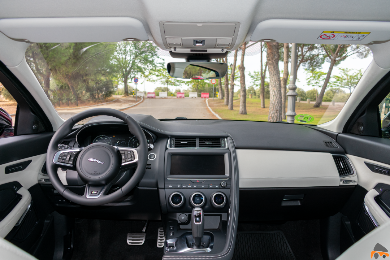 Salpicadero vista frontal Jaguar E Pace 1260x840 - Jaguar E-Pace: El SUV de entrada a la gama