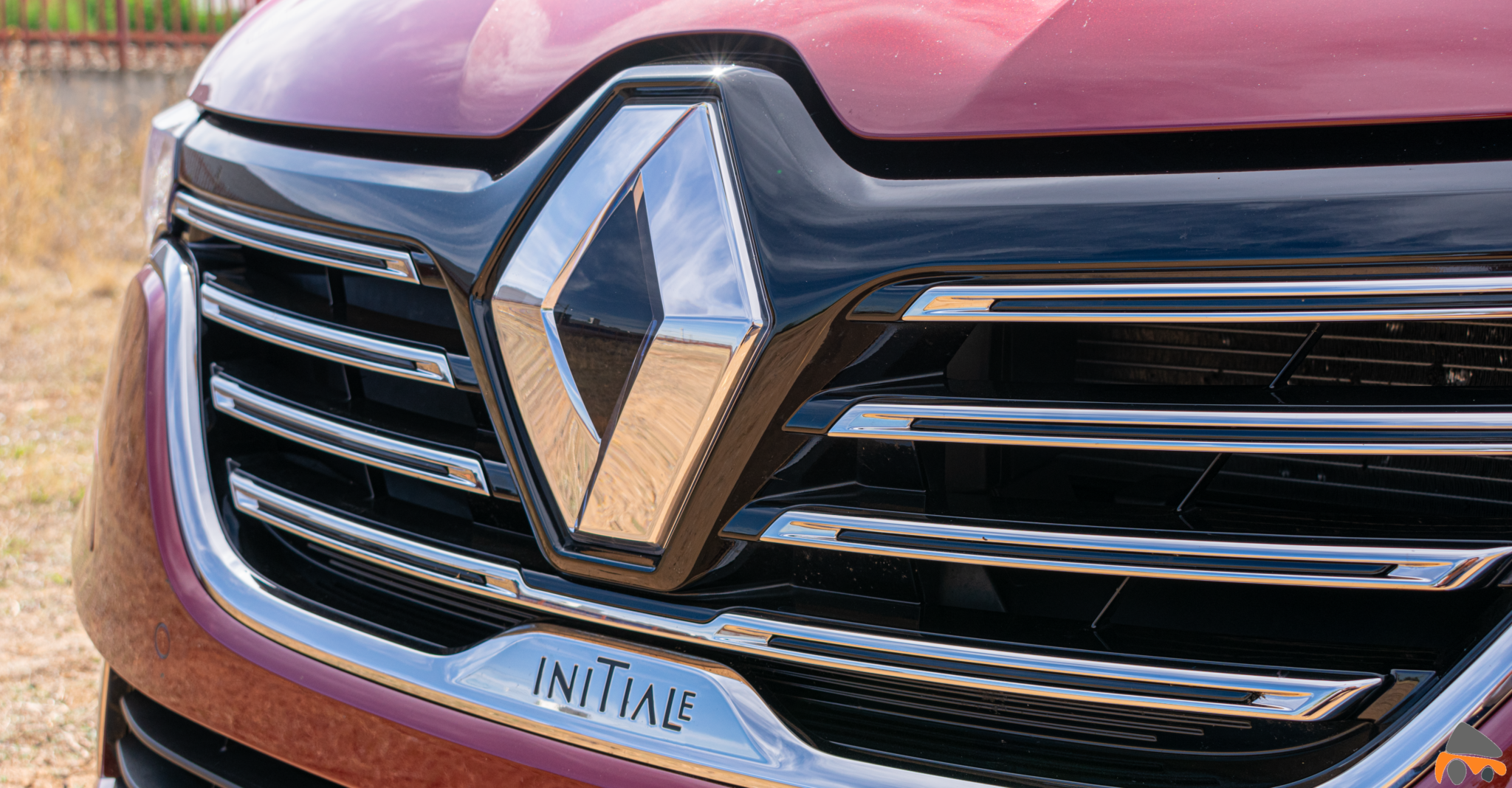 Logo Initiale frontal Renault Talisman gasolina - Renault Talisman: Una berlina rápida, deportiva y muy cómoda