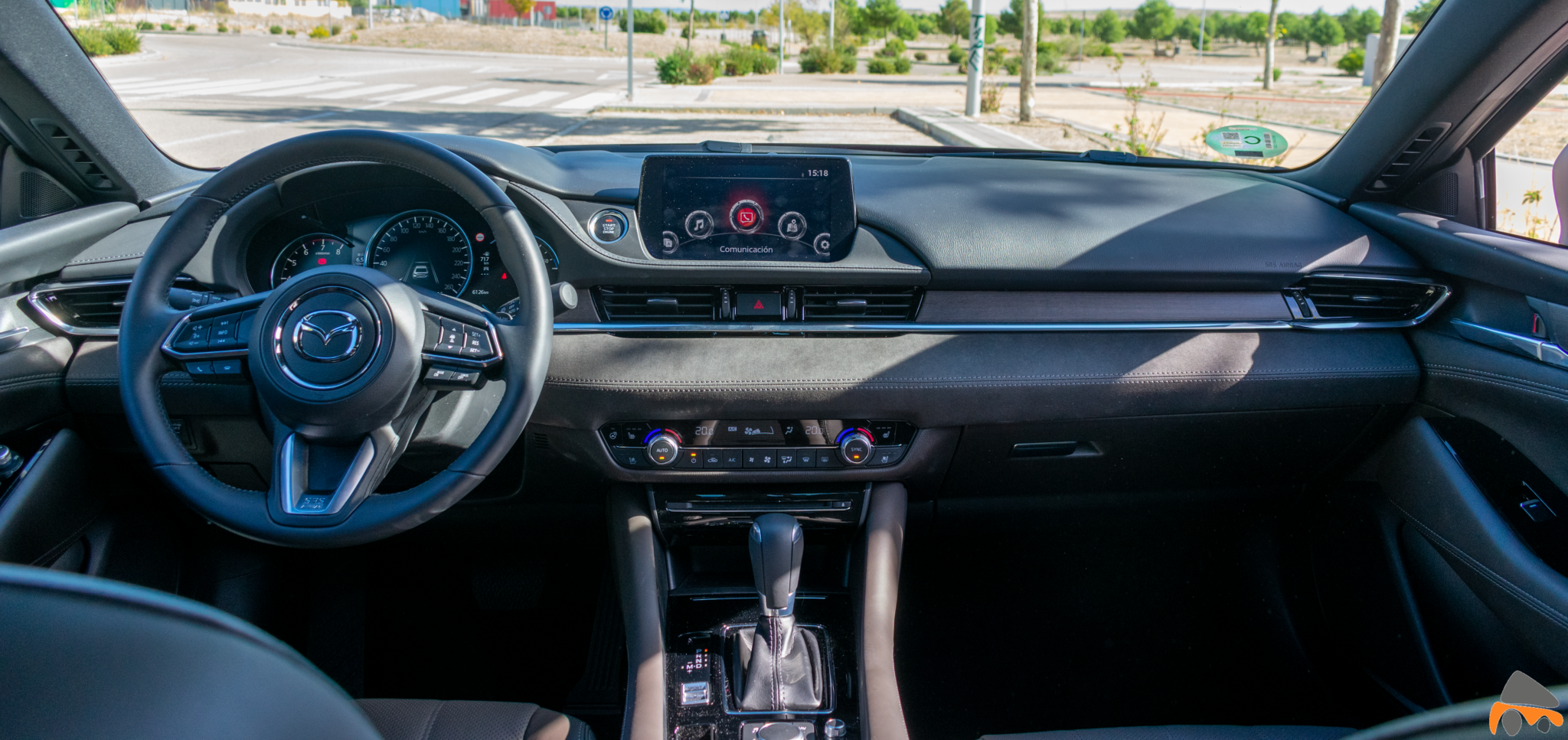 Salpicadero vista frontal Mazda6 - Mazda6 Signature gasolina: Una berlina con potencia y consumos ajustados