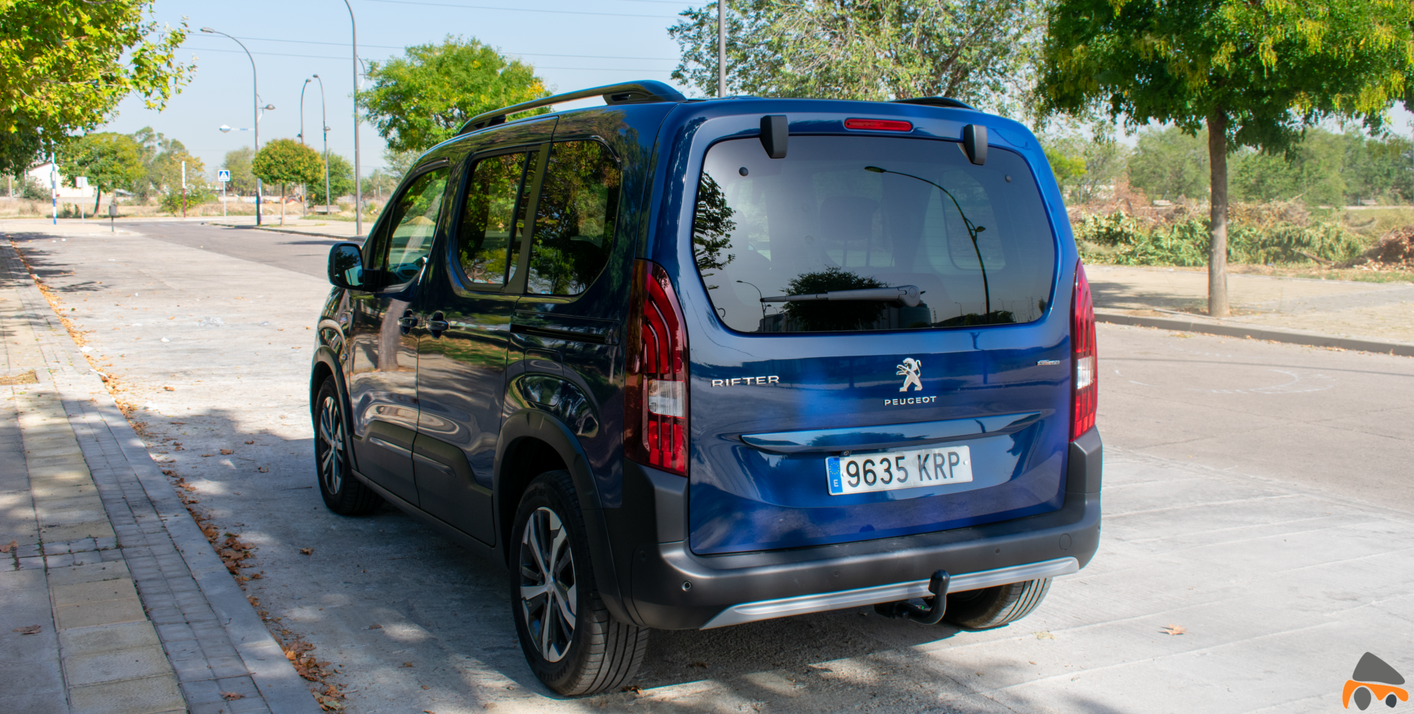 Trasera lateral izquierdo Peugeot Rifter - Peugeot Rifter Standard GT Line: Un vehículo adaptado para el transporte de personas
