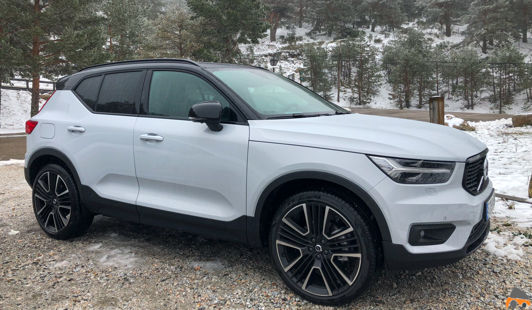 Frontal lateral derecho Volvo XC40 D3 en la nieve