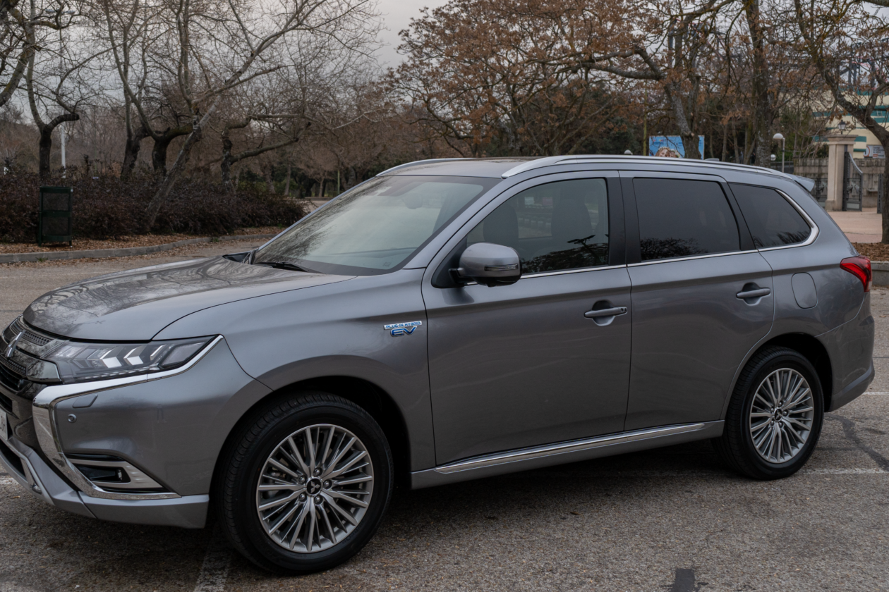 Frontal lateral izquierdo Mitsubishi Outlander PHEV