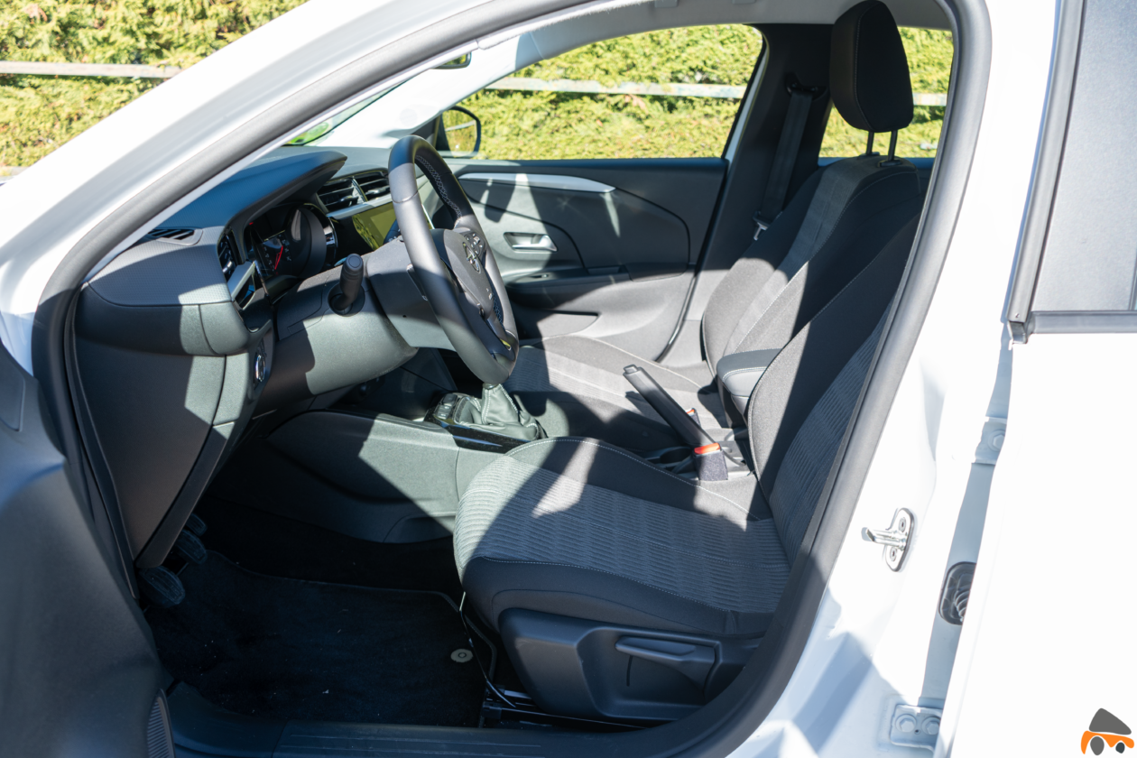 Plazas delanteras vista izquierda Opel Corsa Edition 2020 1260x840 - Opel Corsa 2020: Un utilitario para tenerlo muy en cuenta