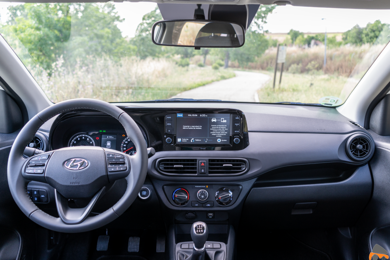 Salpicadero vista frontal completo Hyundai i10 1260x840 - Hyundai i10 2020: Un coche para la juventud