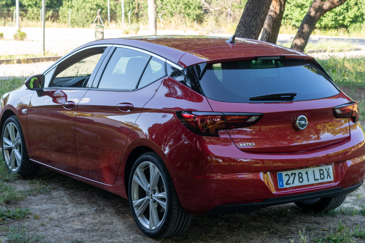 Trasera lateral izquierdo 2 Opel Astra 2020 145 CV 1260x840 - Opel Astra 2020 1.2 Turbo con 145 CV: Una renovación leve, pero muy necesaria