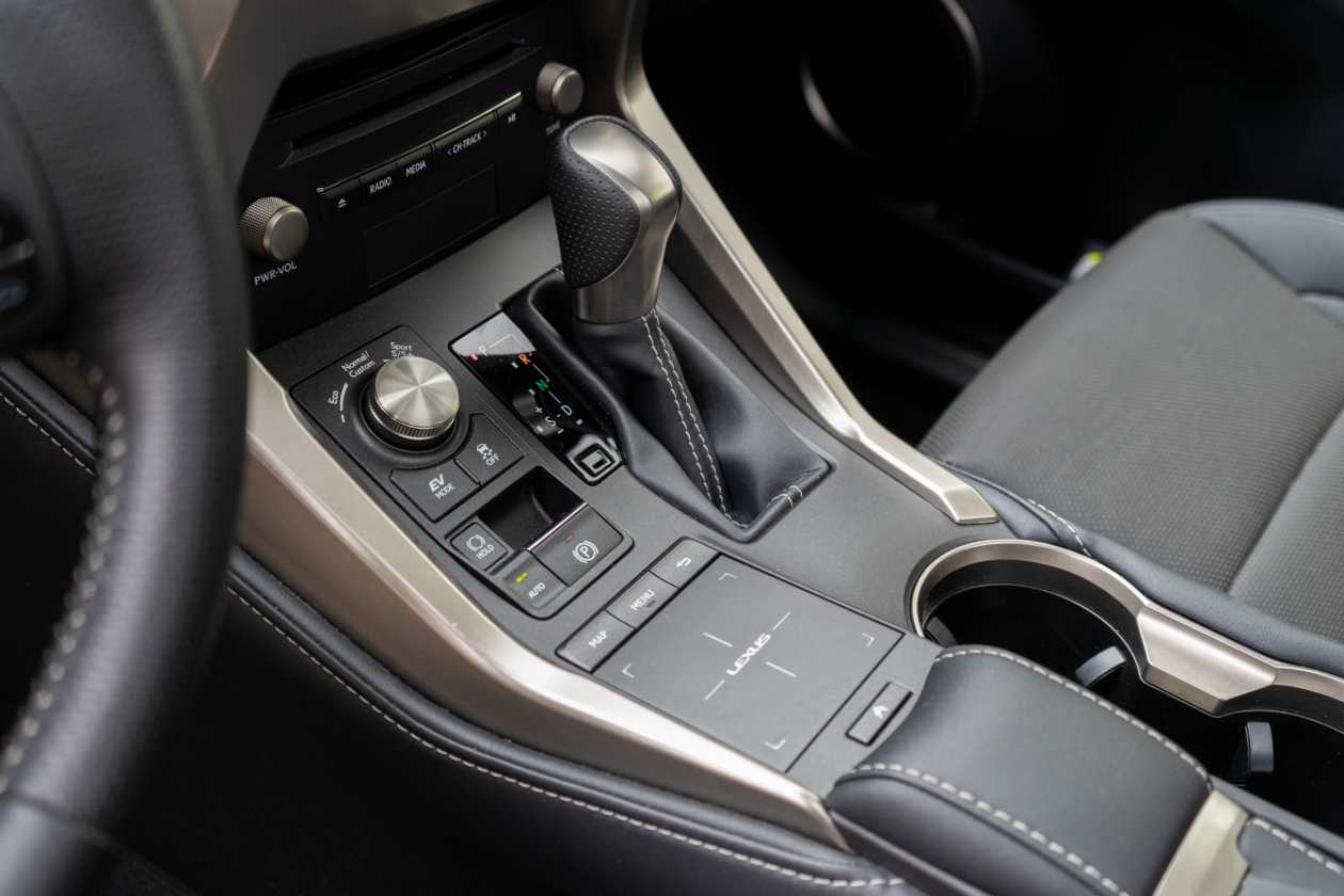 Consola central Lexus NX 300h 1260x840 - Lexus NX 300h 4X4 F-Sport: El SUV híbrido de lujo muy llamativo
