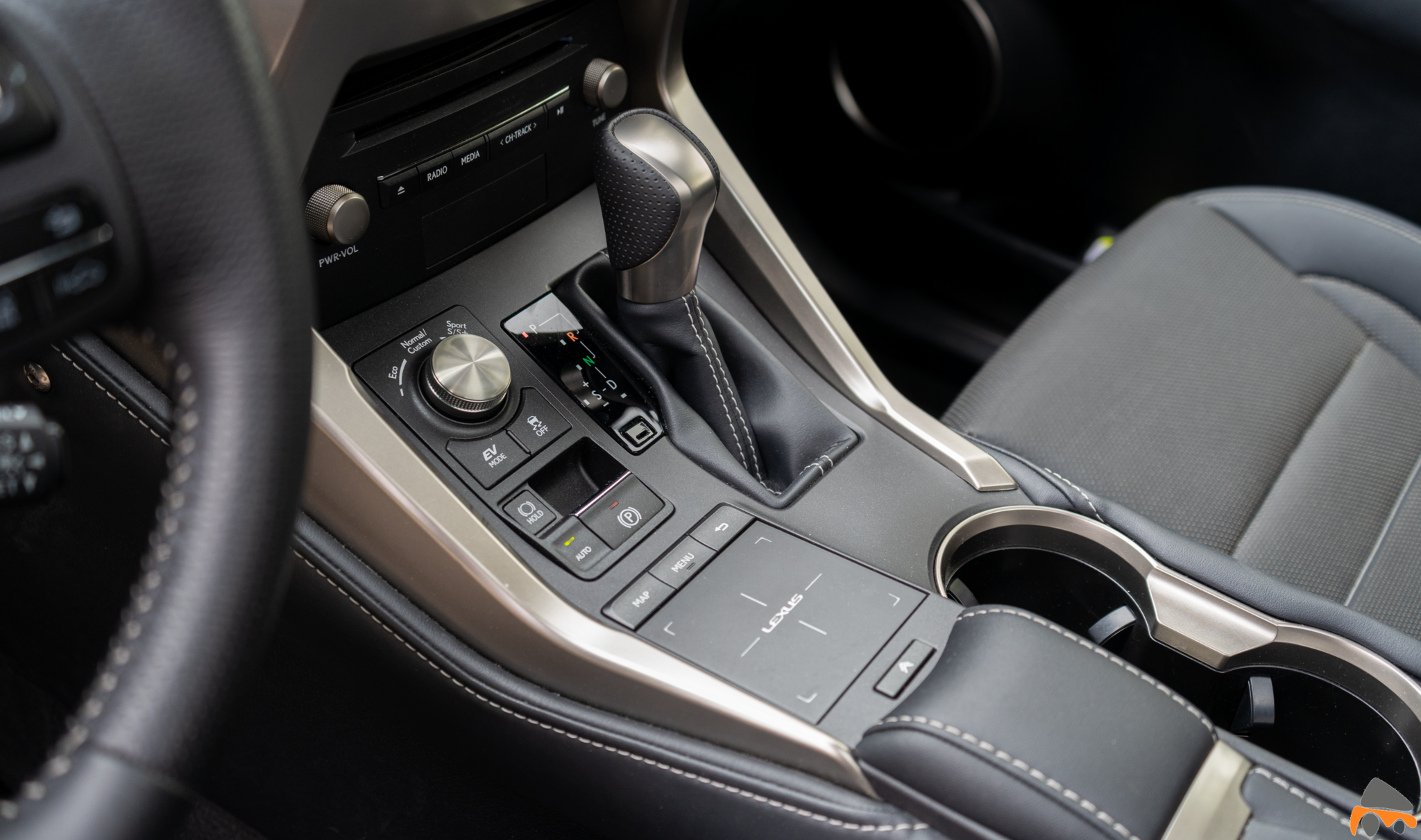 Consola central Lexus NX 300h - Lexus NX 300h 4X4 F-Sport: El SUV híbrido de lujo muy llamativo