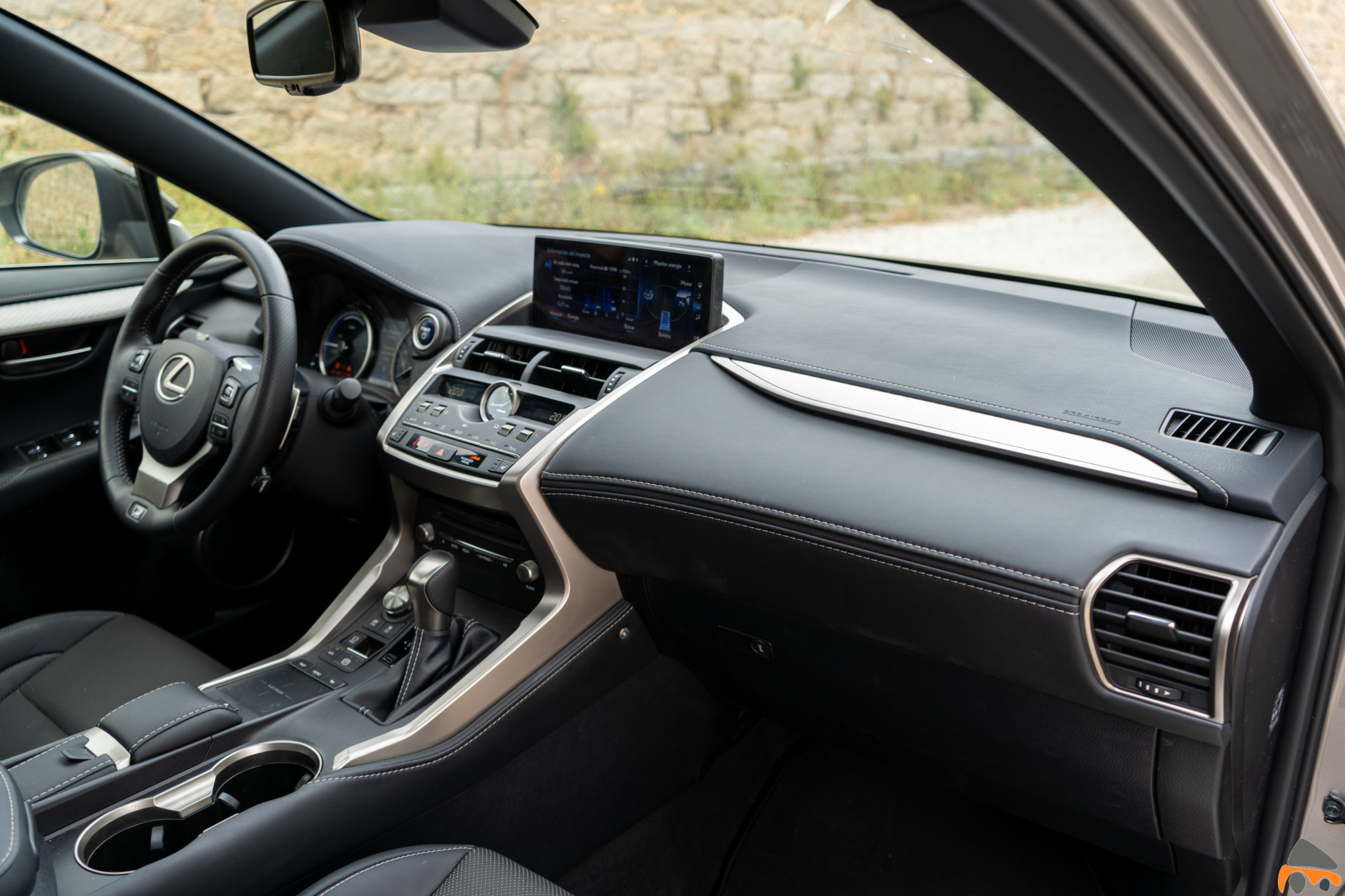 Salpicadero vista derecha completa Lexus NX 300h - Lexus NX 300h 4X4 F-Sport: El SUV híbrido de lujo muy llamativo