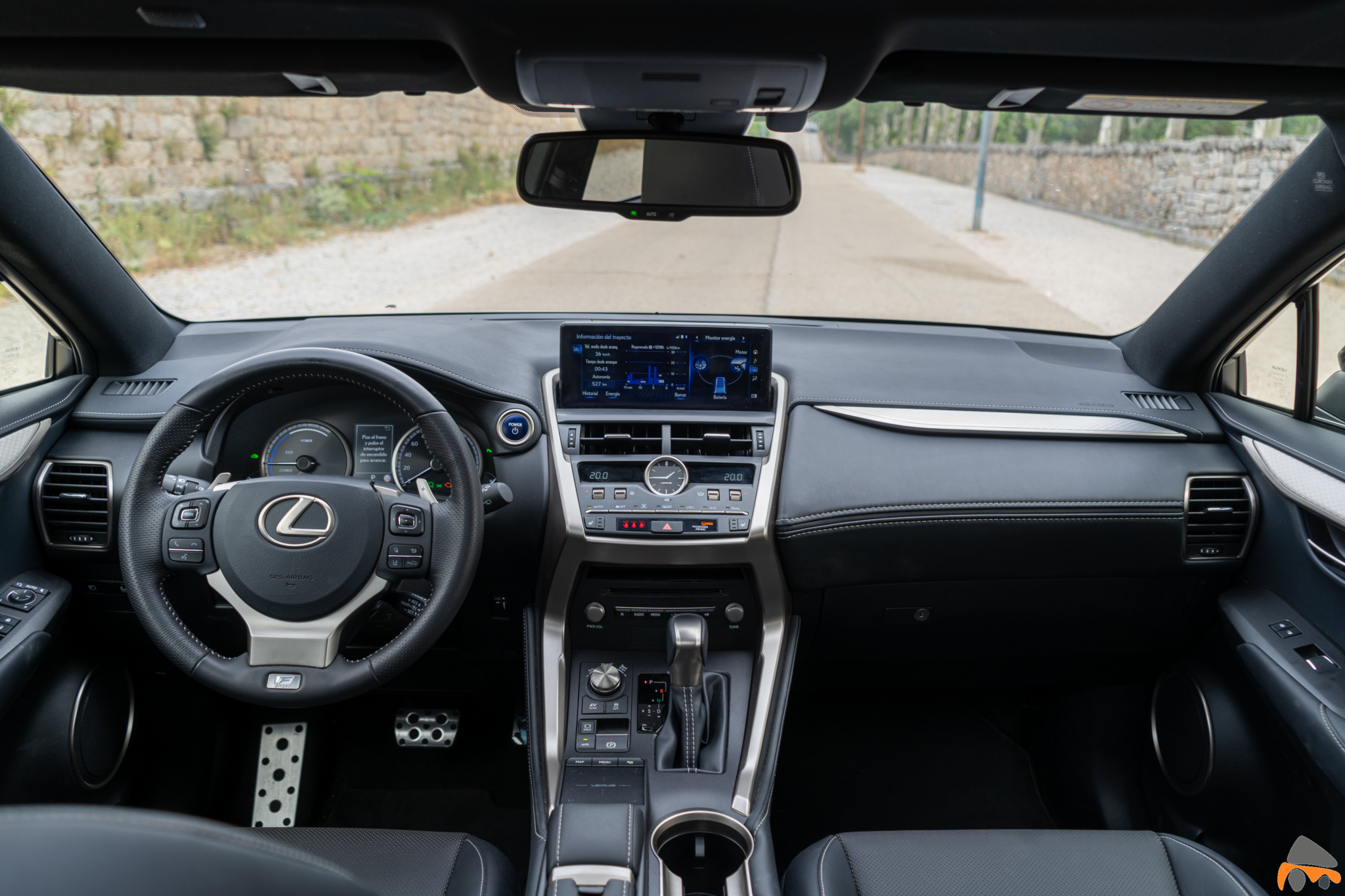 Salpicadero vista frontal completa Lexus NX 300h - Lexus NX 300h 4X4 F-Sport: El SUV híbrido de lujo muy llamativo