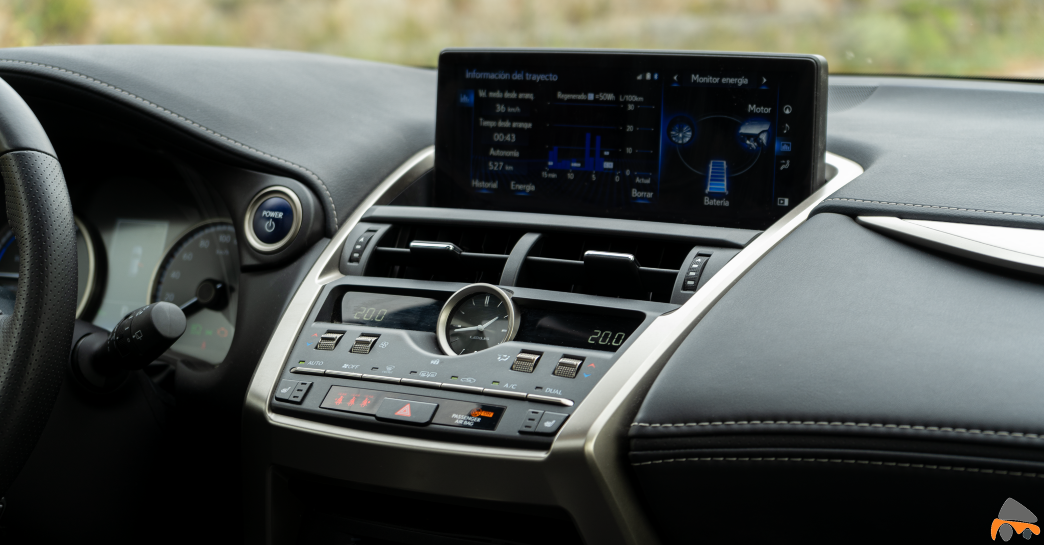 Sistema multimedia Lexus NX 300h - Lexus NX 300h 4X4 F-Sport: El SUV híbrido de lujo muy llamativo
