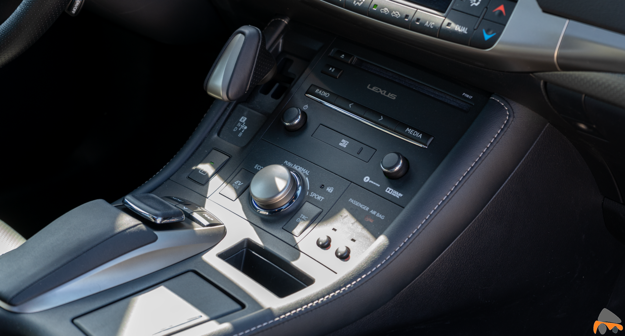 Consola central Lexus CT 200h - Prueba Lexus CT 200h 2019: Un compacto híbrido de lujo