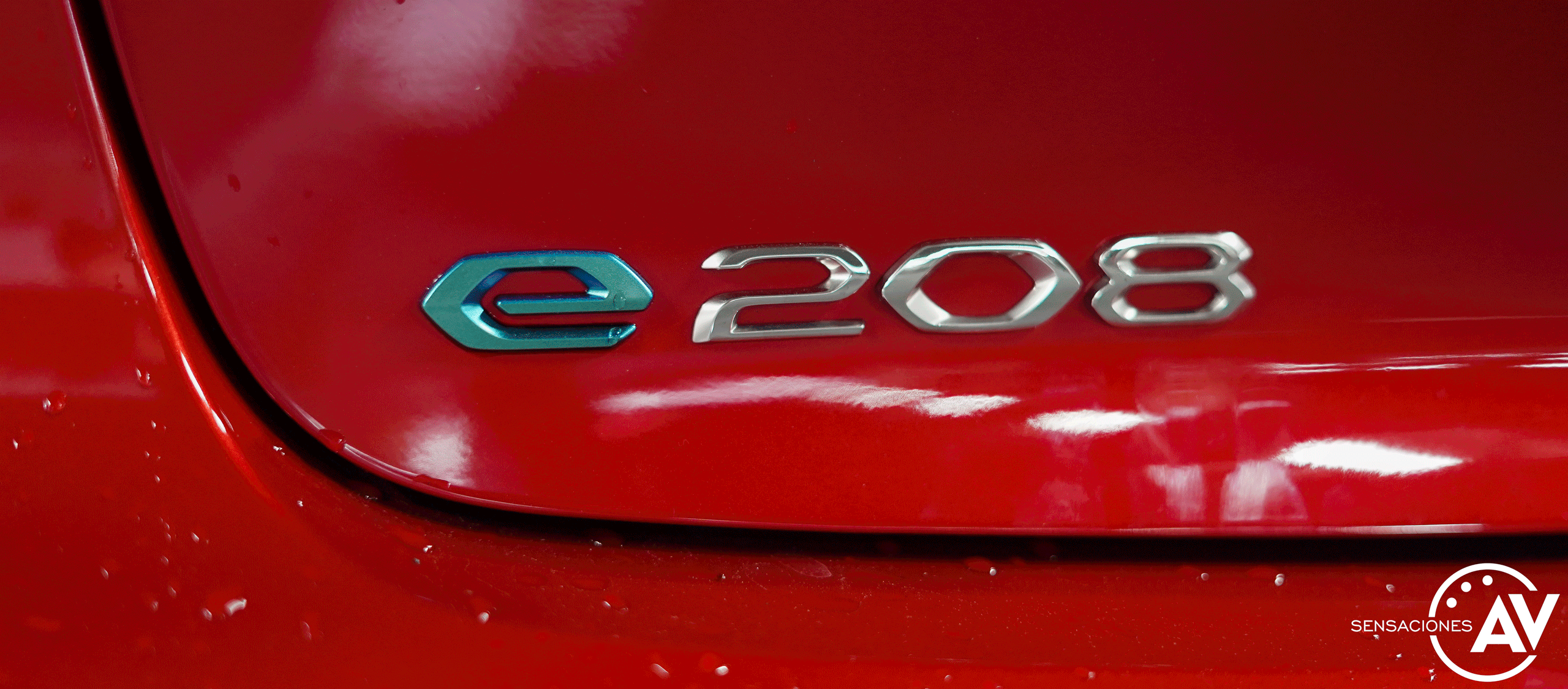 Logo e maletero Peugeot e 208 - Prueba del Peugeot e-208 GT 2020: Un eléctrico con mucho carácter