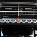 Teclas piano Peugeot e 208 150x150 - Prueba del Peugeot e-208 GT 2020: Un eléctrico con mucho carácter