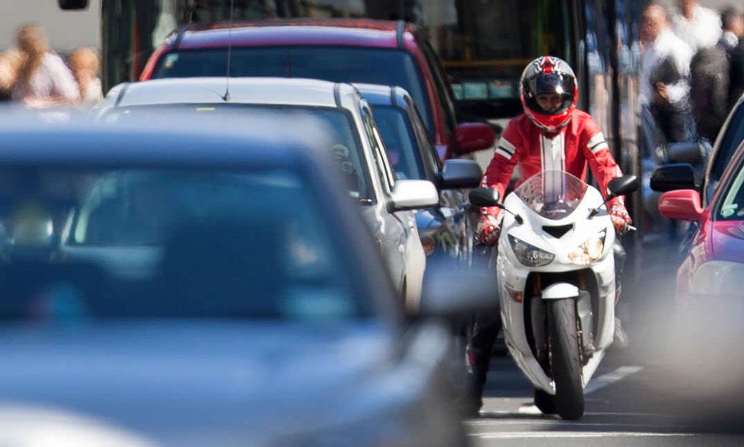 La DGT permitirá a las motos circular por el arcén cuando haya atasco