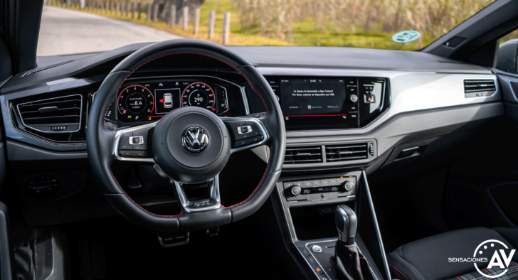 Salpicadero vista lateral izquierdo atras Volkswagen polo gti 728x394 - Prueba Volkswagen Polo GTI: 200 CV de pura diversión