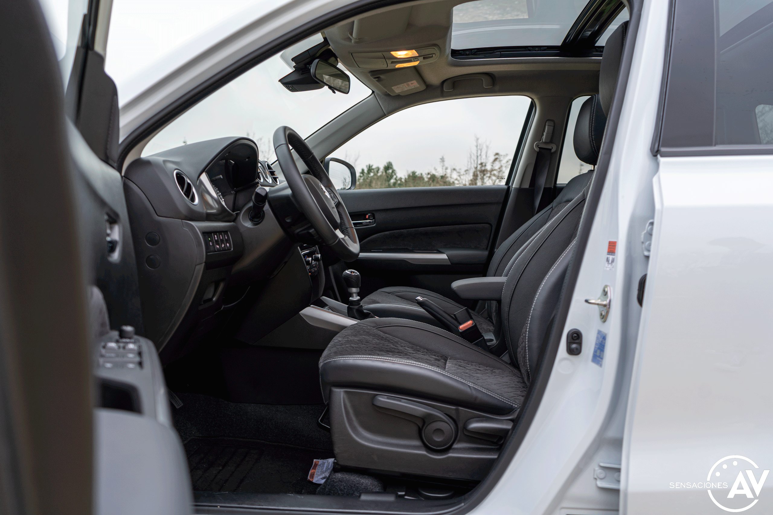 Plazas delanteras vista izquierda Suzuki Vitara GLX 1.4T 4x4 Mild Hybrid