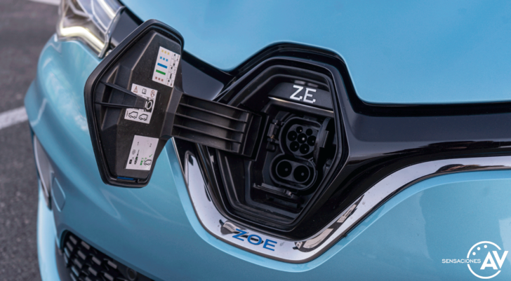 Puerto de carga Renault Zoe 728x401 - Prueba Renault Zoe Zen 50kWh: ¿De los mejores eléctricos?