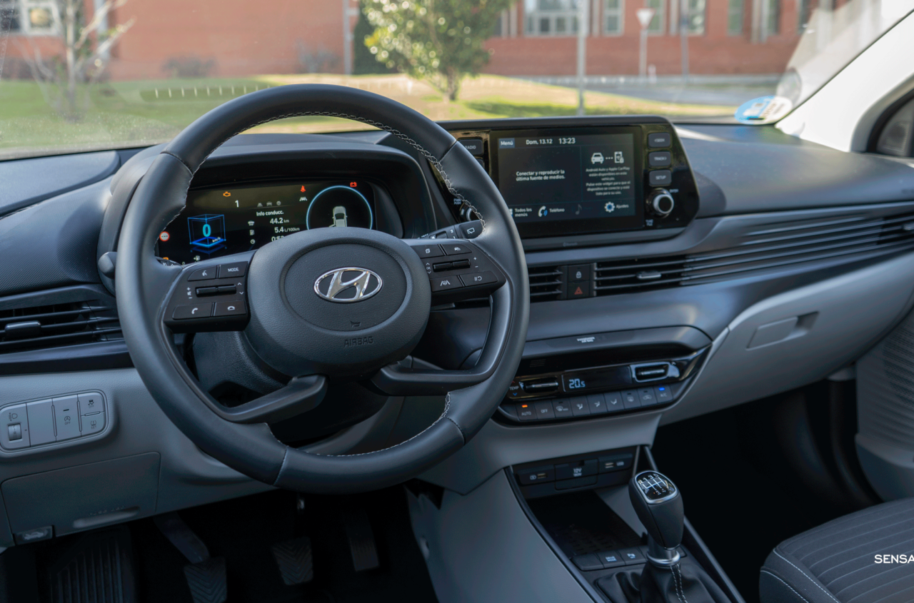 Salpicadero vista izquierda atras Hyundai i20 1280x845 - Prueba Hyundai i20 2021: ¿Evolución o revolución?
