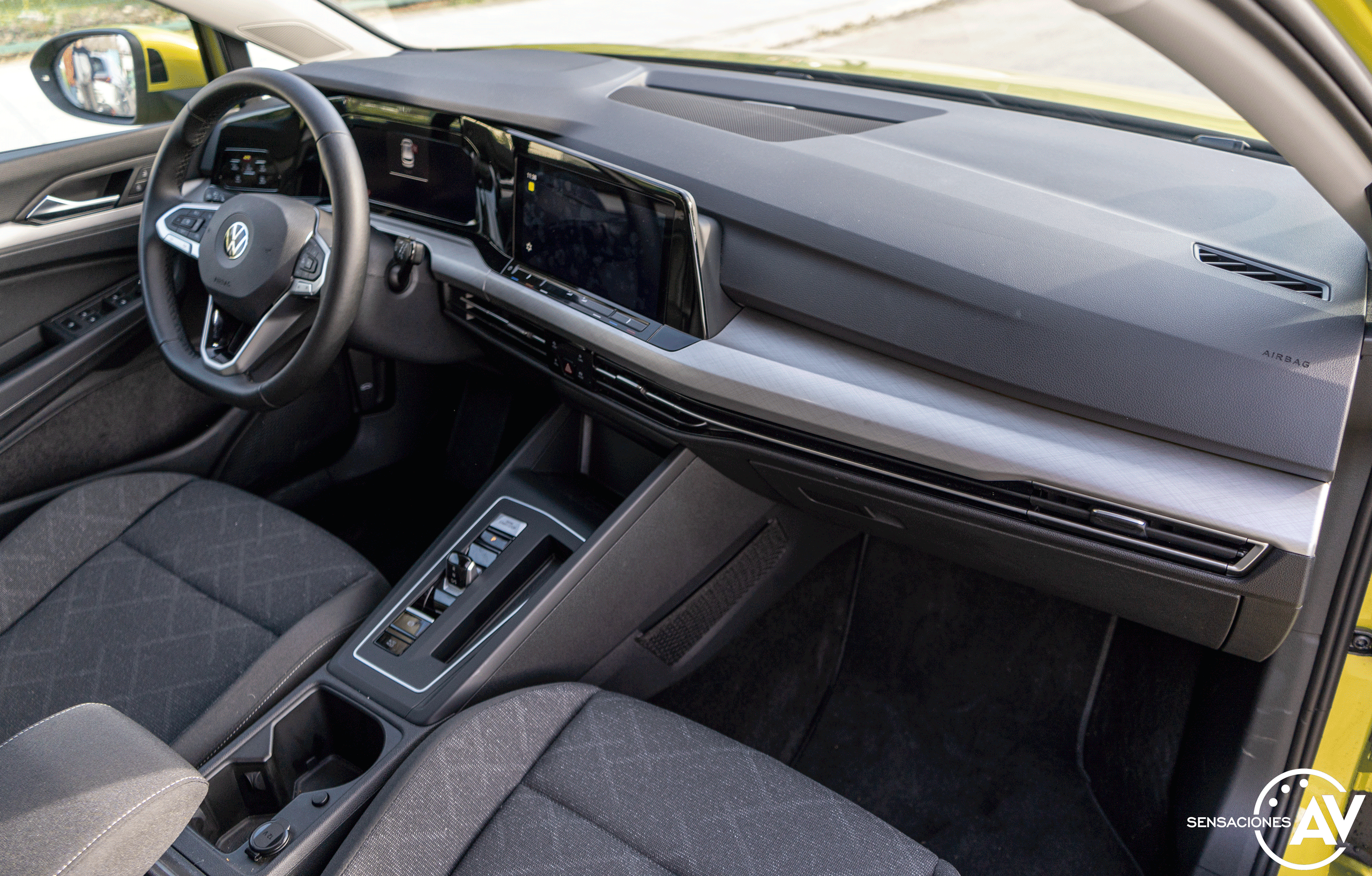 Salpicadero vista delantera derecha elevada Volkswagen Golf 8 1.5 eTSI 150 CV