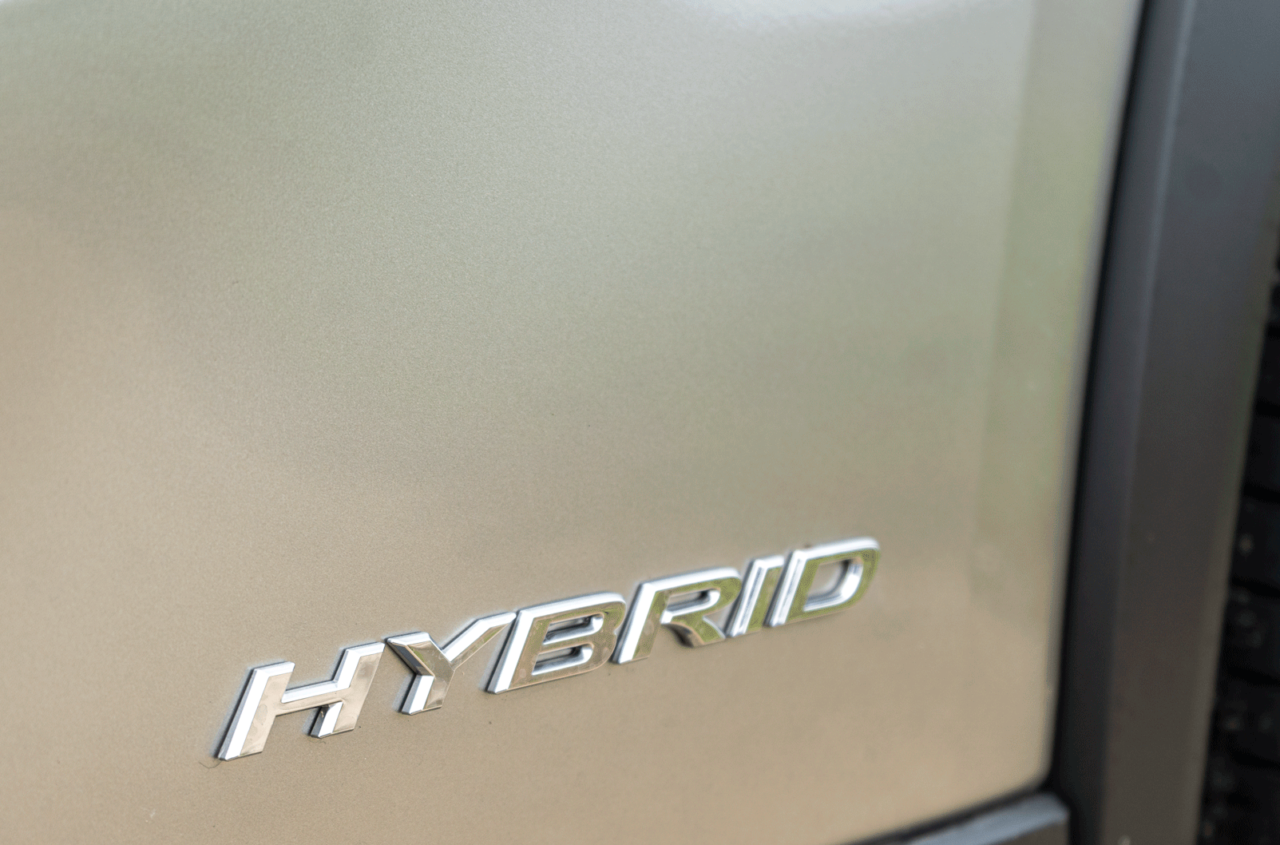 Logo hybrid Lexus UX 250h 1280x845 - Prueba Lexus UX 250h Style 4x2: Un SUV compacto, híbrido y premium