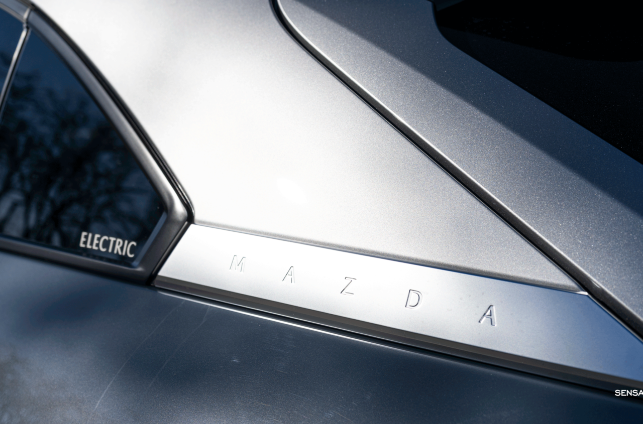 Logo puertas traseras Mazda MX 30 1280x845 - Prueba Mazda MX-30: Un eléctrico diferente, ¿un acierto?